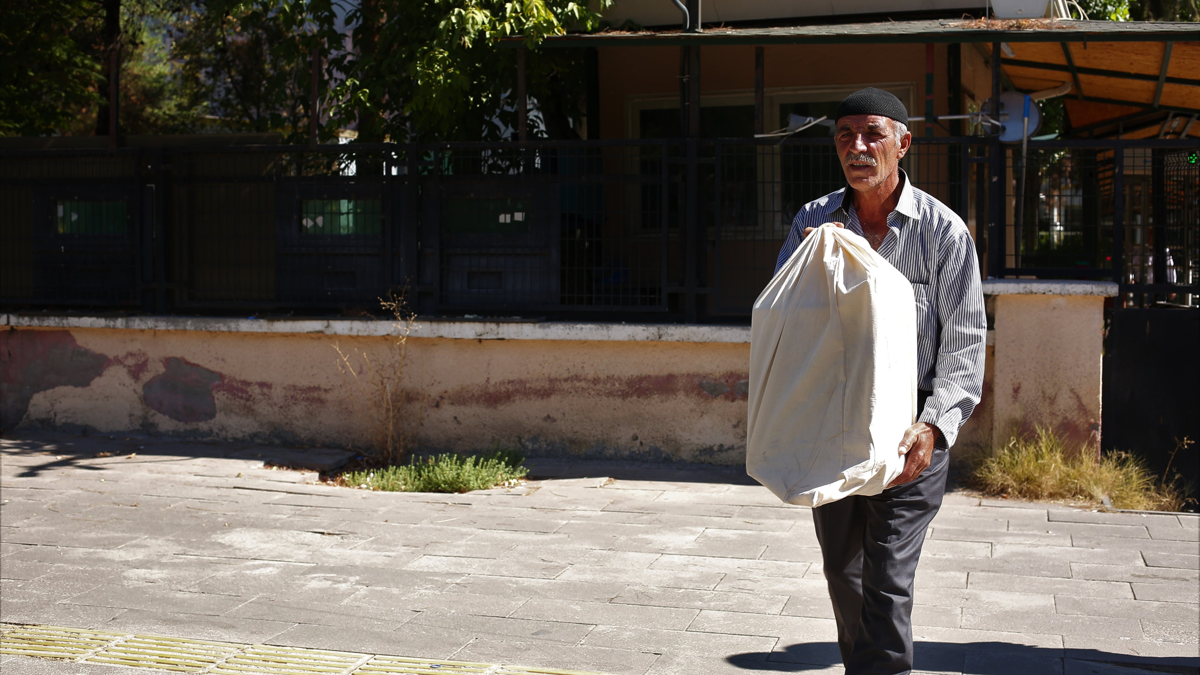 TÜRK DEVLETİNİN KURD HALKINA YÖNELİK KARDEŞLİK SÖYLEMİNİ BU FOTOĞRAFLA DOLDURUN